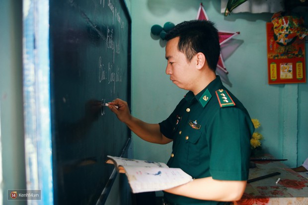 Những thầy giáo quân hàm xanh ở Vành đai biên giới Việt - Cam: Ngày tuần tra, đêm gieo chữ cho bọn trẻ không quốc tịch - Ảnh 17.