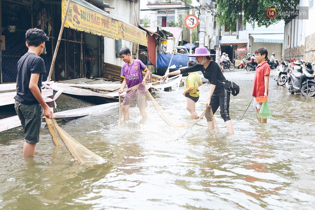 Cảnh tượng bi hài của người Sài Gòn sau những ngày mưa ngập: Sáng quăng lưới, tối thả cần câu bắt cá giữa đường - Ảnh 5.