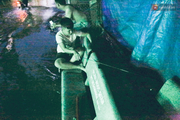 Cảnh tượng bi hài của người Sài Gòn sau những ngày mưa ngập: Sáng quăng lưới, tối thả cần câu bắt cá giữa đường - Ảnh 21.