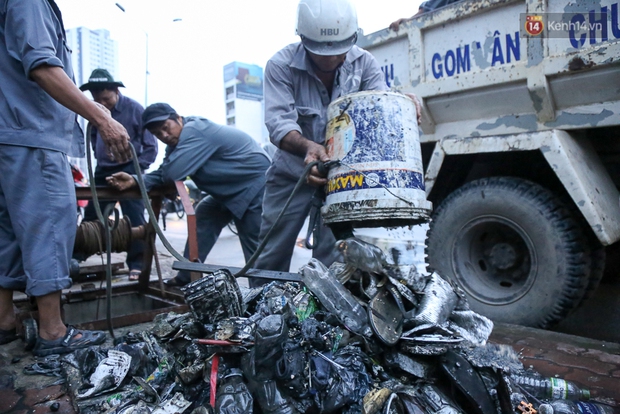 Cống đầy rác khiến đường Nguyễn Hữu Cảnh ngập nặng, ông chủ của siêu máy bơm hút nước: Có kẻ phá hoại chúng tôi! - Ảnh 4.