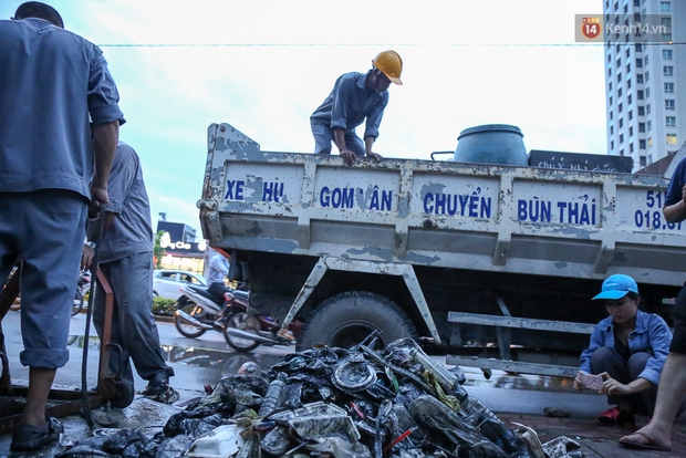 Cống đầy rác khiến đường Nguyễn Hữu Cảnh ngập nặng, ông chủ của siêu máy bơm hút nước: Có kẻ phá hoại chúng tôi! - Ảnh 5.
