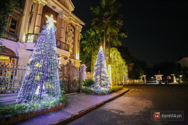 Chùm ảnh: Những chủ biệt thự ở phố nhà giàu Sài Gòn đầu tư cả chục triệu đồng trang trí Noel - Ảnh 11.