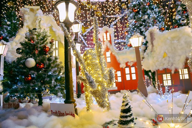 Chùm ảnh: Những chủ biệt thự ở phố nhà giàu Sài Gòn đầu tư cả chục triệu đồng trang trí Noel - Ảnh 14.