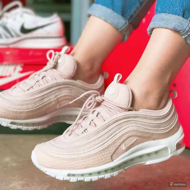 Review đôi sneaker được ví như viên kẹo ngọt đang đốn tim các cô nàng: Nike Air Max 97 Premium Pink Snakeskin - Ảnh 6. Review đôi sneaker được ví như viên kẹo ngọt đang đốn tim các cô nàng: Nike Air Max 97 Premium Pink Snakeskin - Ảnh 6.