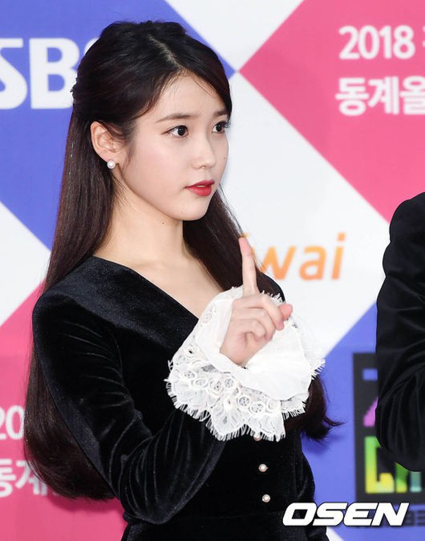Thảm đỏ SBS Gayo Daejun: Cuộc chiến nhan sắc đỉnh cao của dàn nữ thần, toàn bộ nghệ sĩ SM đeo nơ để tang Jonghyun - Ảnh 4.
