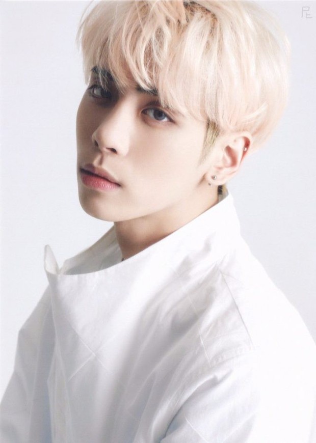 jonghyun-elle-e1510029902689-1513650116827-1513671636145.jpg