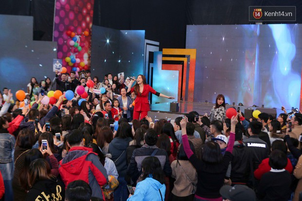 Công khai đi diễn cùng Kim Lý, Hồ Ngọc Hà lúng túng khi bị fan yêu cầu đưa tình mới lên sân khấu - Ảnh 12.