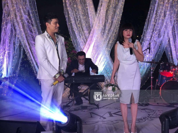 Cát Phượng - Kiều Minh Tuấn bối rối khi bị ép nhận hoa cưới từ Kelvin Khánh và Khởi My - Ảnh 4.