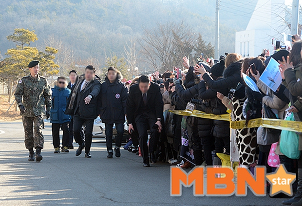 Mặc scandal hành hung, Kim Hyun Joong vẫn được hơn 1.500 fan đến đón ngày xuất ngũ - Ảnh 10.