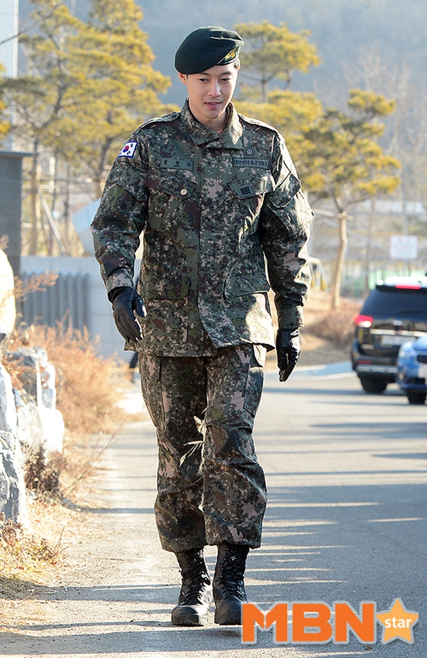 Mặc scandal hành hung, Kim Hyun Joong vẫn được hơn 1.500 fan đến đón ngày xuất ngũ - Ảnh 3.
