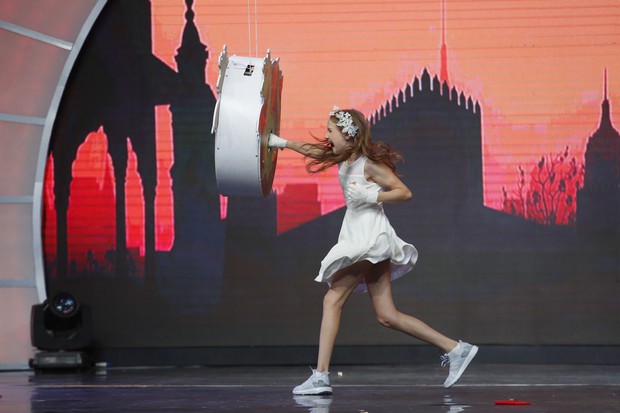 Khán giả Việt bất ngờ với cô bé 10 tuổi người Nga thích phá hoại mọi thứ - Ảnh 2.