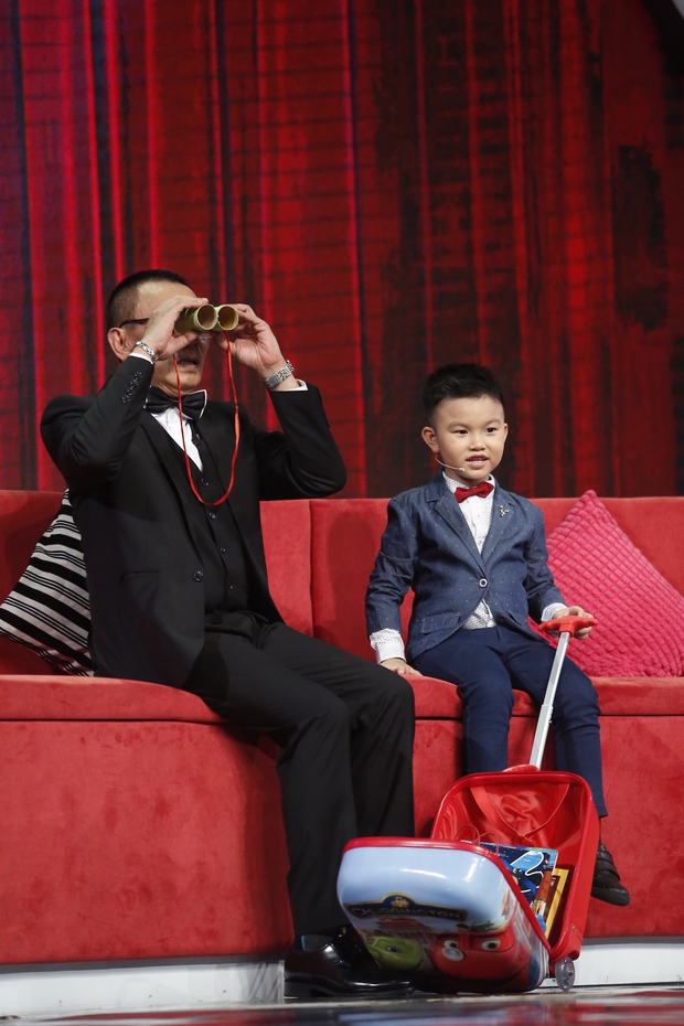 Cậu bé Trung Quốc bịt mắt giải rubik bằng tay, chân chuẩn bị lên sóng truyền hình Việt Nam! - Ảnh 7.