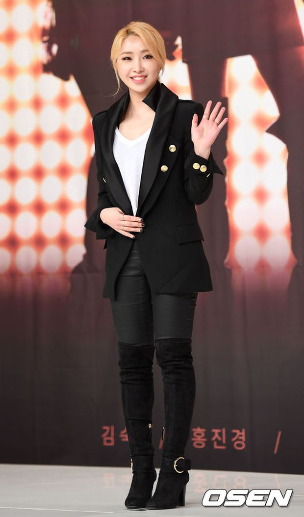 Búp bê xứ Hàn Han Chae Young khoe chân thon, Minzy cười tít mắt trong lần đầu xuất hiện - Ảnh 6.