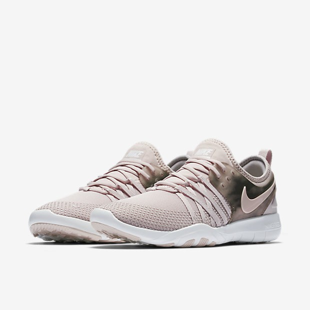 Bán mỗi giày hồng đã là gì, giờ Nike còn tung ra bộ sưu tập toàn đồ màu hồng cho hội chị em rồi đây này - Ảnh 4. Bán mỗi giày hồng đã là gì, giờ Nike còn tung ra bộ sưu tập toàn đồ màu hồng cho hội chị em rồi đây này - Ảnh 4.