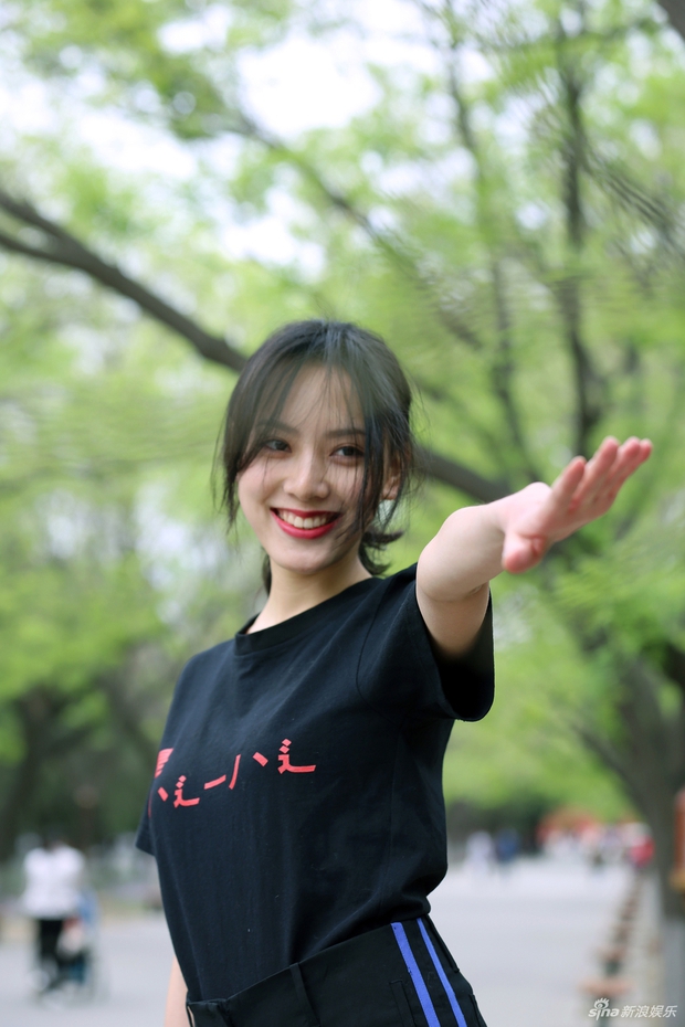 Xuất hiện bản sao của Victoria f(x): Trẻ hơn, xuất thần hơn, mỗi tội... răng vàng đến tuột mood! - Ảnh 6.