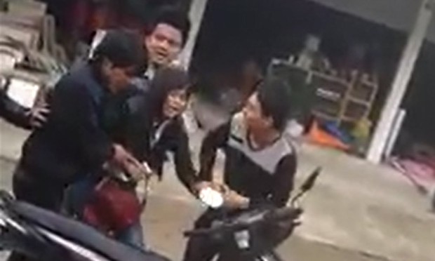Cô gái gào khóc khi bị nhóm thanh niên bắt về làm vợ ở Nghệ An: Cơ quan chức năng nói gì? - Ảnh 1.