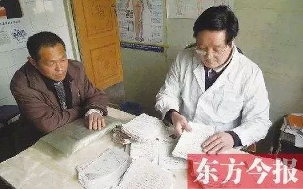 Trung Quốc: Bác sĩ đốt hóa đơn hơn 500.000 nhân dân tệ, xóa tiền viện phí cho bệnh nhân nghèo - Ảnh 2.