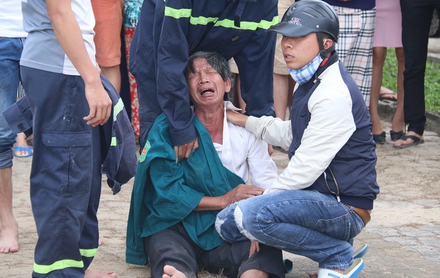 Cha mẹ khóc ngất bên thi thể 3 học sinh lớp 9 chết đuối tại biển Đà Nẵng - Ảnh 3.