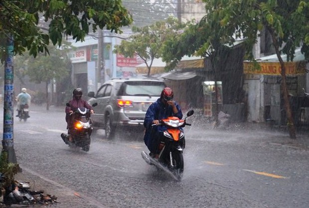 Sài Gòn mưa trái mùa kèm sấm sét, gió giật mạnh - Ảnh 1.
