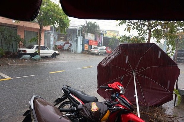 Sài Gòn mưa trái mùa kèm sấm sét, gió giật mạnh - Ảnh 2.