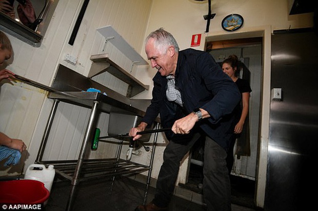 Thủ tướng Úc quỳ gối dọn dẹp giúp người dân sau bão - Ảnh 1.