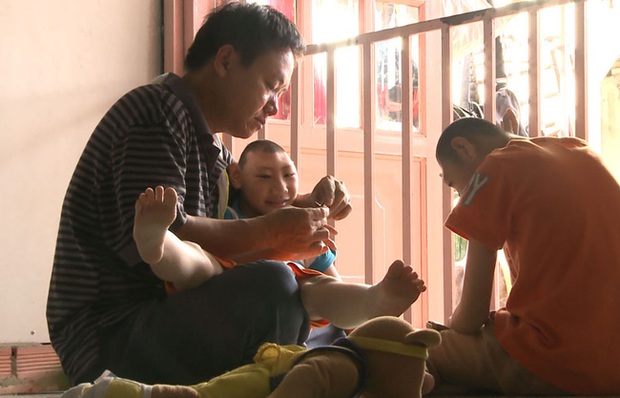 Phía sau câu chuyện Cậu bé xếp giày: Cách mà người làm từ thiện đã cùng chị Linh, bé Đạt vượt qua giai đoạn được săn đón! - Ảnh 1.