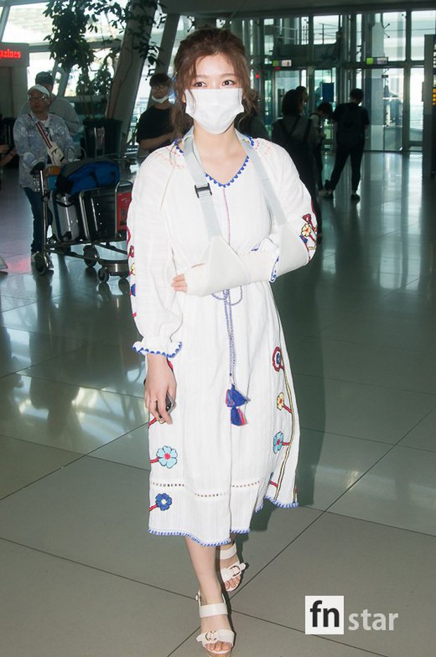 Kim Yoo Jung bỗng xuất hiện với tay bó bột, nàng thơ của PSY Naeun gây chú ý tại sân bay - Ảnh 1.