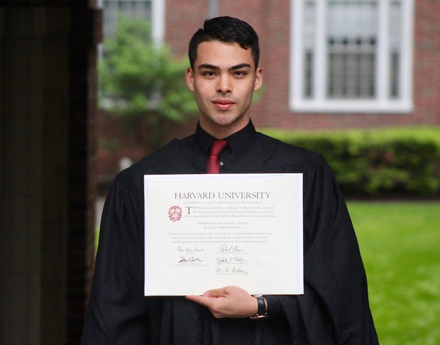 Câu chuyện chàng trai tốt nghiệp đại học Harvard khiến nhiều người rơi nước mắt - Ảnh 1.