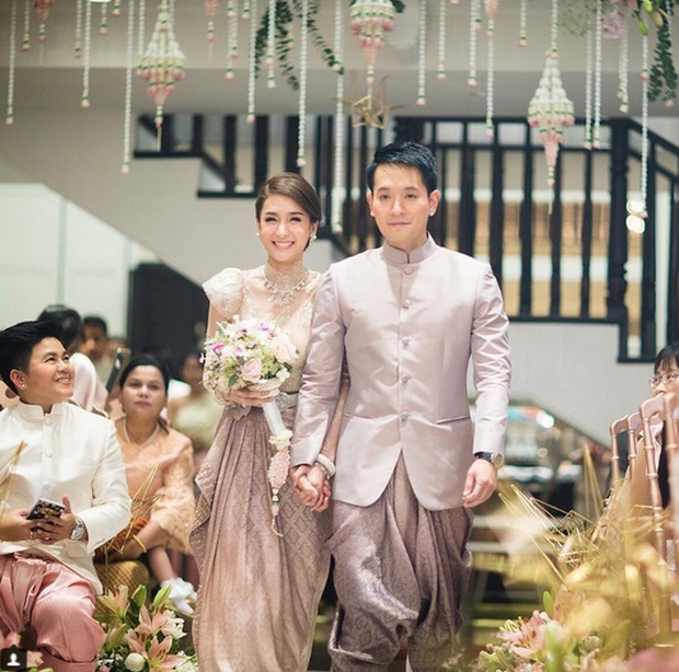 Đám cưới triệu đô sang chảnh hết nấc của mỹ nhân đẹp nhất nhì Thái Lan với nhẫn kim cương 5 carat, 6 bộ váy đắt đỏ - Ảnh 2.