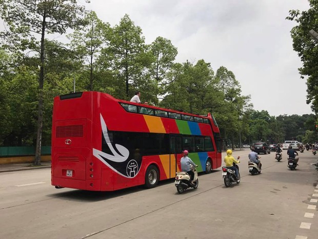Hà Nội sắp có xe buýt 2 tầng mui trần phục vụ khách du lịch - Ảnh 2.