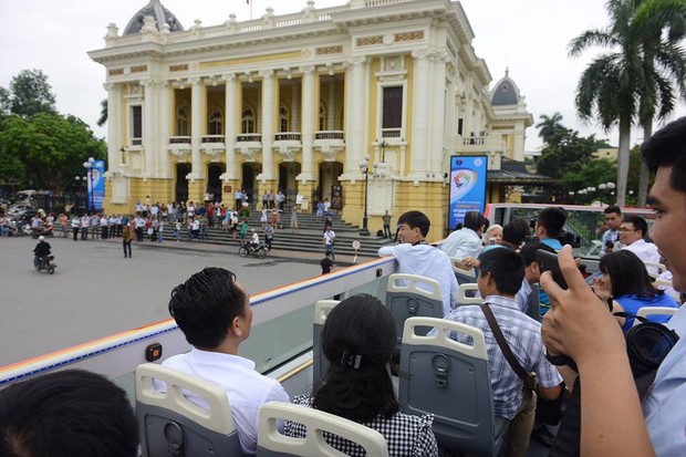Clip: Trải nghiệm chuyến xe buýt 2 tầng mui trần đầu tiên tại Hà Nội - Ảnh 10.