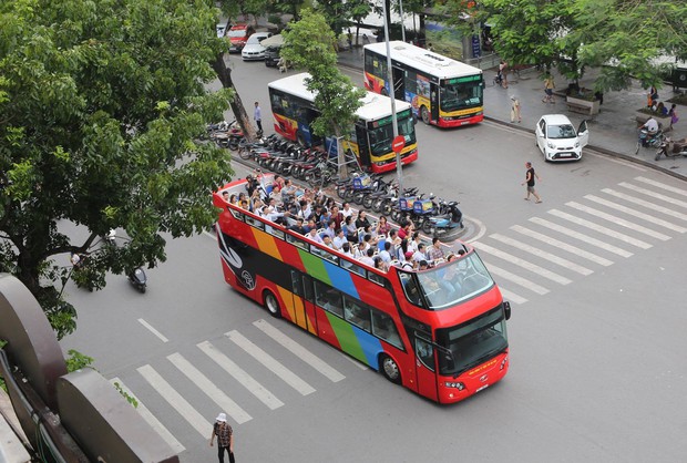 Clip: Trải nghiệm chuyến xe buýt 2 tầng mui trần đầu tiên tại Hà Nội - Ảnh 2.