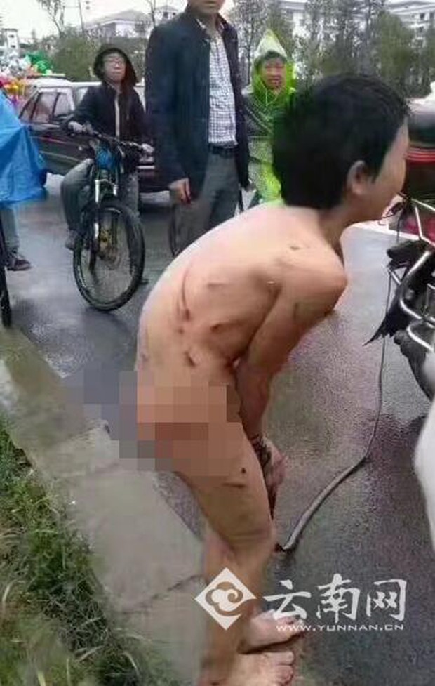 Bé trai bị bố đánh đập, bắt cởi quần áo chạy theo xe máy dưới mưa - Ảnh 2.