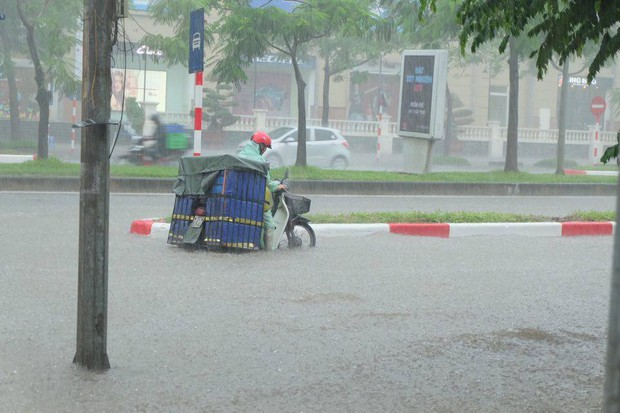 Ảnh hưởng của bão số 2: Hà Nội mưa lớn kéo dài, nhiều tuyến phố chìm trong biển nước - Ảnh 7.