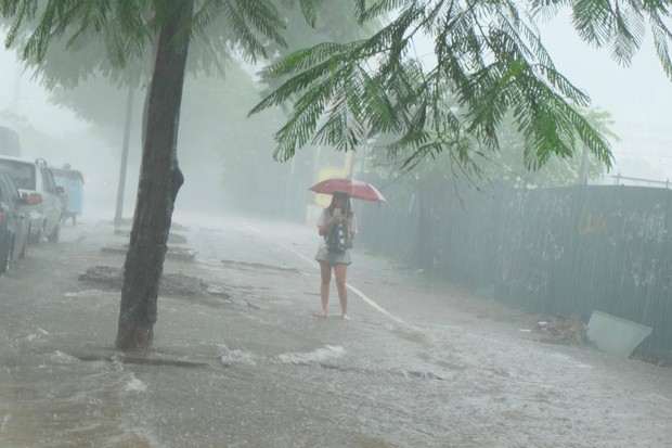 Ảnh hưởng của bão số 2: Hà Nội mưa lớn kéo dài, nhiều tuyến phố chìm trong biển nước - Ảnh 6.