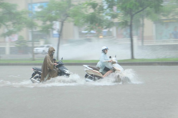 Ảnh hưởng của bão số 2: Hà Nội mưa lớn kéo dài, nhiều tuyến phố chìm trong biển nước - Ảnh 4.