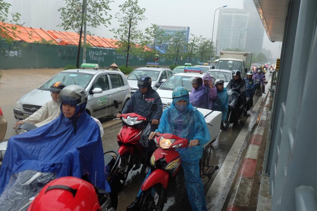 Ảnh hưởng của bão số 2: Hà Nội mưa lớn kéo dài, nhiều tuyến phố chìm trong biển nước - Ảnh 11.
