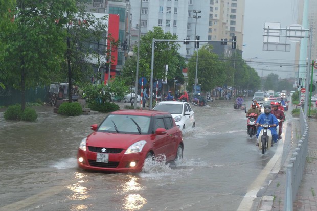 Ảnh hưởng của bão số 2: Hà Nội mưa lớn kéo dài, nhiều tuyến phố chìm trong biển nước - Ảnh 12.