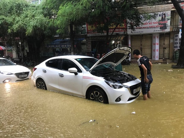 Ảnh hưởng của bão số 2: Hà Nội mưa lớn kéo dài, nhiều tuyến phố chìm trong biển nước - Ảnh 19.