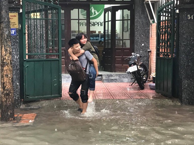 Ảnh hưởng của bão số 2: Hà Nội mưa lớn kéo dài, nhiều tuyến phố chìm trong biển nước - Ảnh 25.