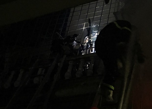 Hà Nội: Cắt rào sắt chuồng cọp giải cứu 3 nạn nhân thương vong trong đám cháy tại phố Vọng - Ảnh 2.