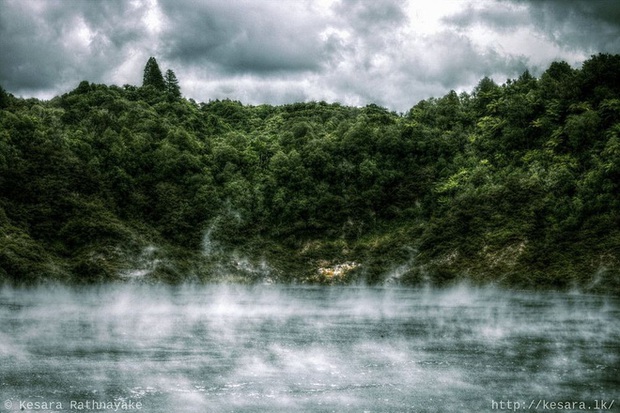  Hồ nước kỳ lạ quanh năm sôi sùng sục và bốc khói nghi ngút - Ảnh 2.