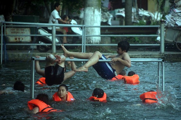 Hà Nội: Người dân góp tiền cải tạo ao làng ô nhiễm thành bể bơi khổng lồ miễn phí cho trẻ nhỏ - Ảnh 6.