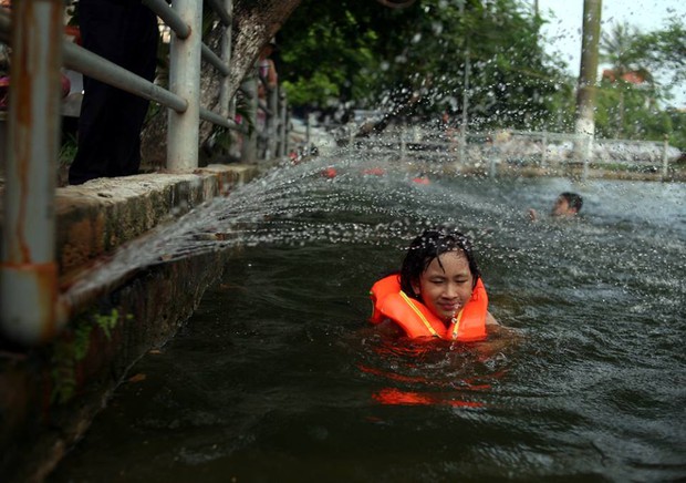 Hà Nội: Người dân góp tiền cải tạo ao làng ô nhiễm thành bể bơi khổng lồ miễn phí cho trẻ nhỏ - Ảnh 7.