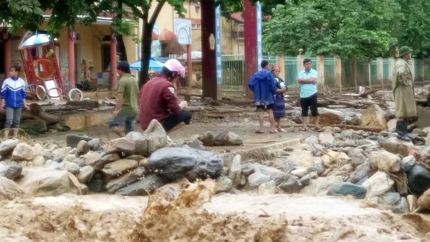 Chùm ảnh và clip về trận lũ quét kinh hoàng ở Yên Bái, Sơn La khiến nhiều người chết và mất tích - Ảnh 7.