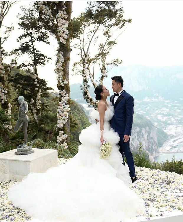 Ngoài váy cưới lộng lẫy, đám cưới của fashion blogger Hong Kong còn xa hoa không tưởng - Ảnh 2.