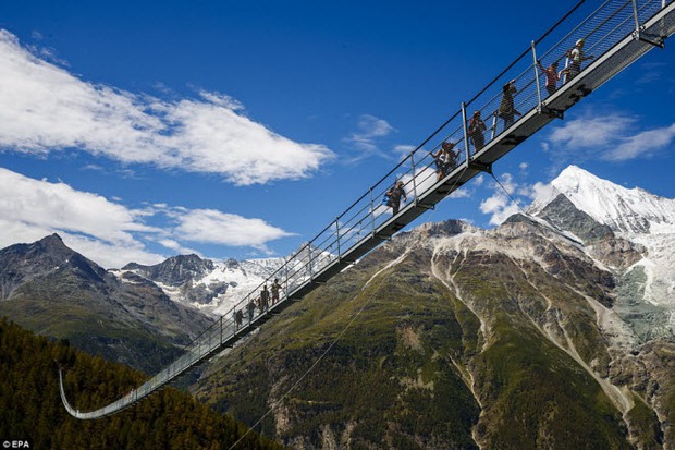 Cây cầu đi bộ đẹp và dài nhất thế giới đã mở cửa đón du khách - Ảnh 19.