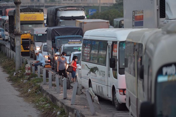 Hà Nội: Dùng xe chuyên dụng ngăn dòng phương tiện quá lớn từ cao tốc Pháp Vân - Cầu Giẽ - Ảnh 4.