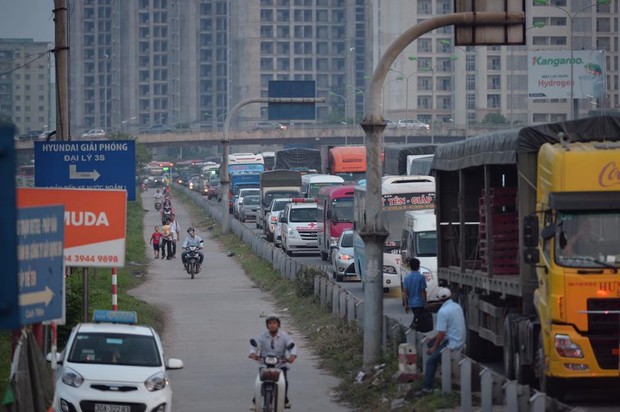 Hà Nội: Dùng xe chuyên dụng ngăn dòng phương tiện quá lớn từ cao tốc Pháp Vân - Cầu Giẽ - Ảnh 1.