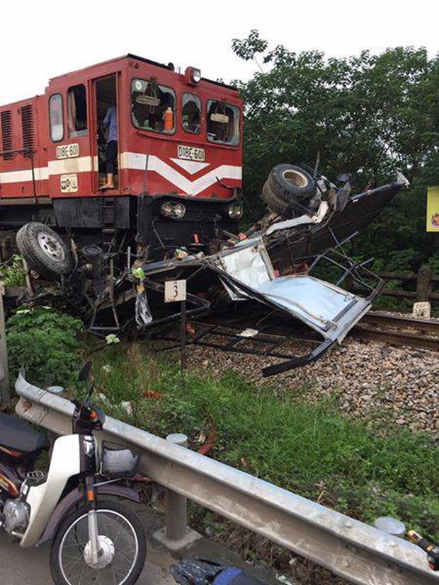 Hà Nội: Xe tải băng qua đường sắt bị tàu hỏa tông nát vụn, 1 người bị thương - Ảnh 1.